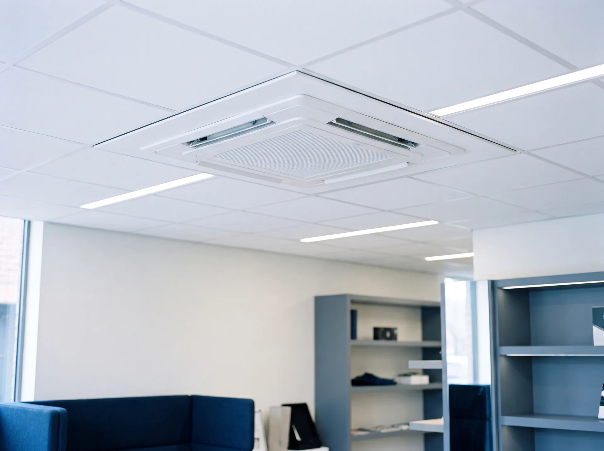 Cassette de plafond quatre voies encastrée dans le faux plafond d'un local professionnel.